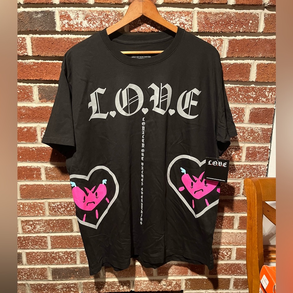 Stylish Black Tee with Pink Heart Graphics. (Ruben Rojas)